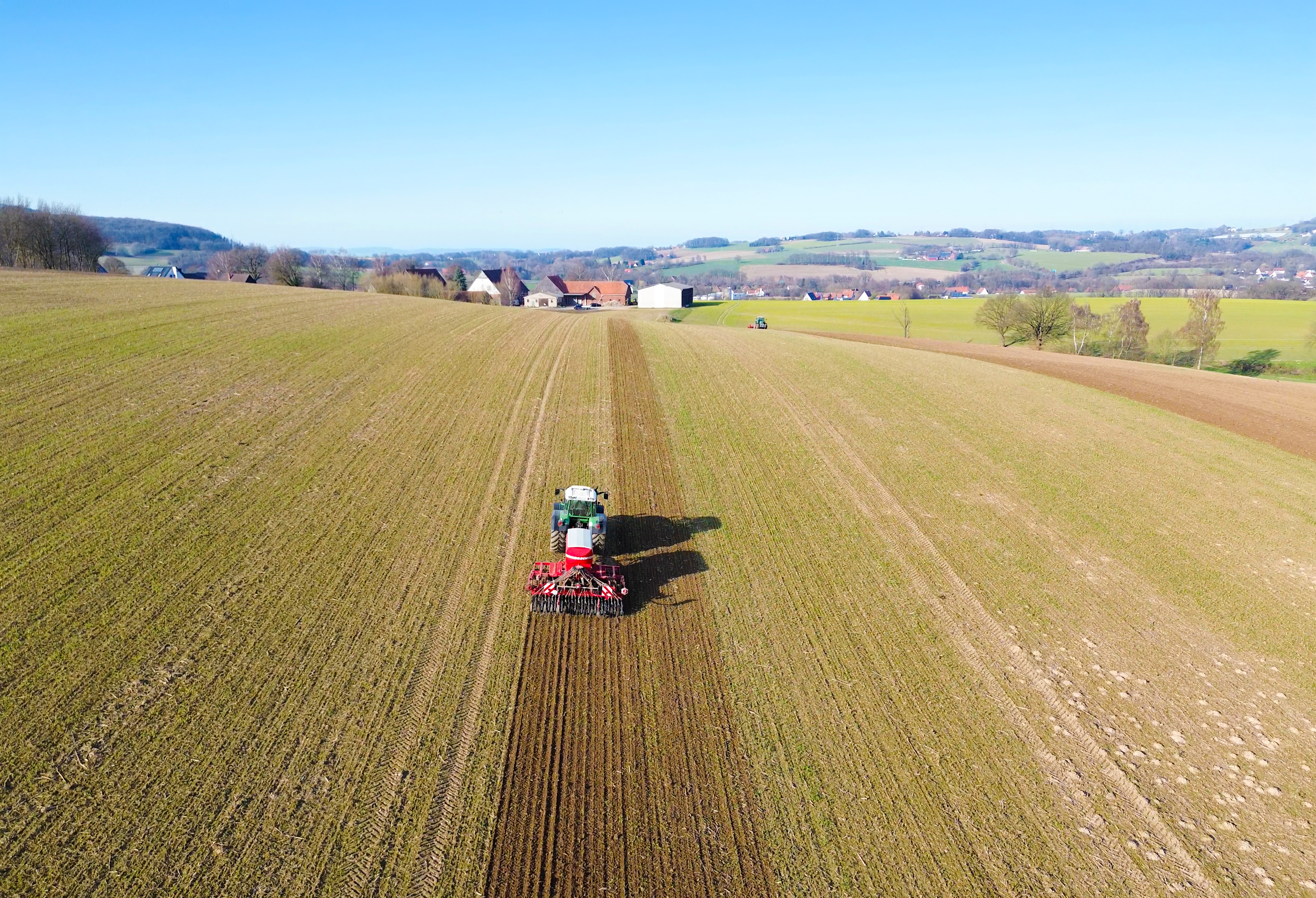 Traktor mit ISOBUS-Gerät im Feld